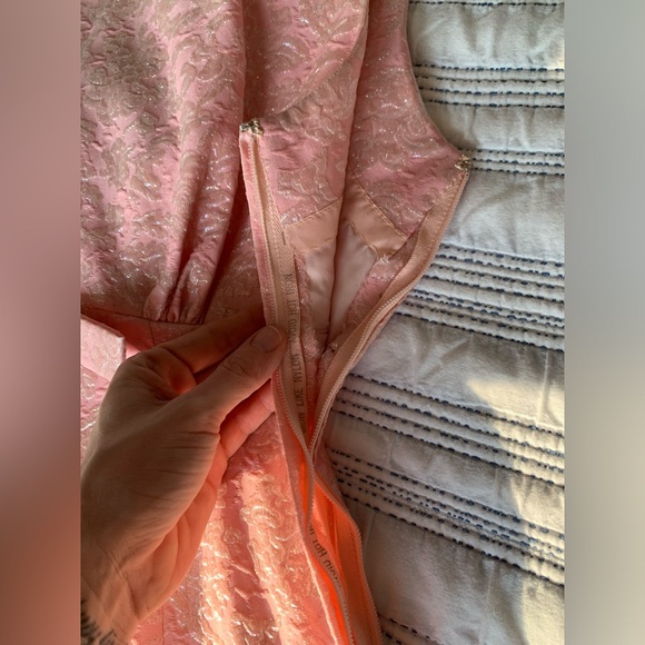 1960s Vintage Dress Pastel Pink Iridescent Jacquard Fabric Floral Design (SZ 6) - Picture 12 of 17
